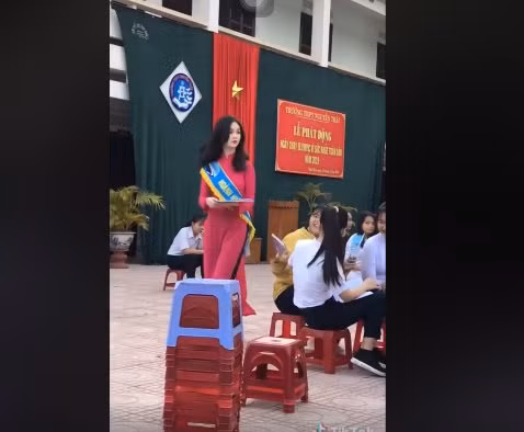 Cũng chính trong những ngày này, các trường ĐH lớn trên cả nước liên tục mở ngày hội tuyển sinh và cũng từ đó không ít những nữ sinh sở hữu nhan sắc tuyệt vời được phát hiện.