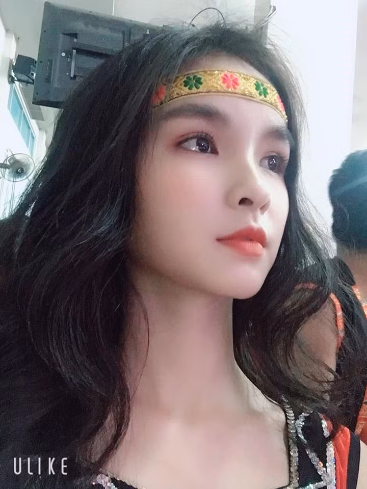 Đặc biệt, dù mới chỉ là cô sinh viên năm 2, nhưng nữ sinh 9X Nha Trang - Hồng Đoan đã "dắt túi" nghề tay trái cho mình với công việc kinh doanh online.