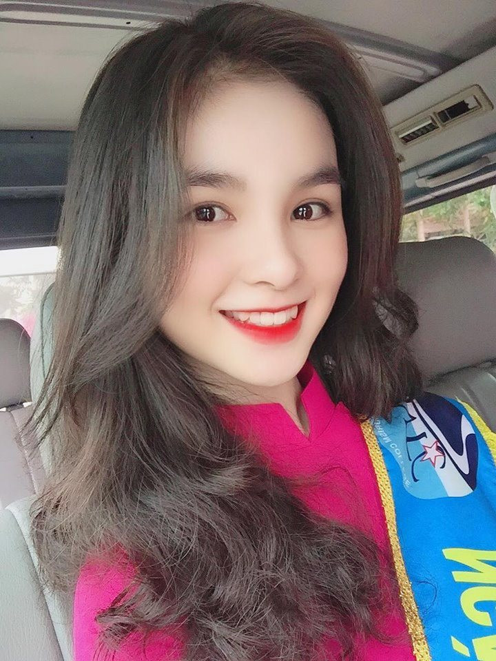 Mới đây trên MXH, 1 đoạn clip ghi lại hình ảnh 1 nữ sinh mặc áo dài bước đi thanh thoát đã nhanh chóng trở thành tâm điểm chú ý, vì vậy danh tính của cô nàng cũng khiến dân mạng tò mò.