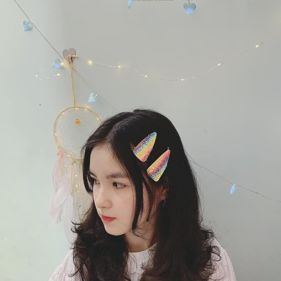 Theo đoàn trường tham gia buổi lễ tư vấn tuyển sinh vào đại học tại một trường THPT trong thành phố Nha Trang, Hồng Đoan rất ngạc nhiên khi cô không hề biết mình đã bị quay lén khi phát tài liệu.