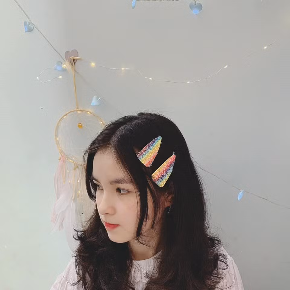 Theo đoàn trường tham gia buổi lễ tư vấn tuyển sinh vào đại học tại một trường THPT trong thành phố Nha Trang, Hồng Đoan rất ngạc nhiên khi cô không hề biết mình đã bị quay lén khi phát tài liệu.