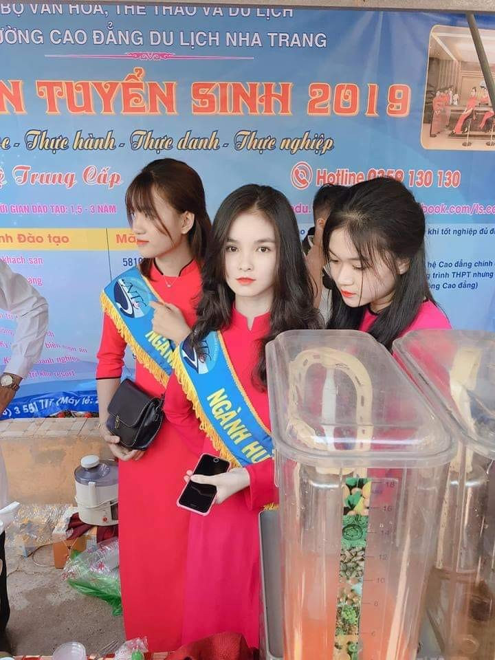 Theo tìm hiểu, nữ sinh 9X xinh đẹp xuất hiện trong clip đó có tên là Hồng Đoan, hiện đang là sinh viên năm thứ 2 Trường Cao đẳng Du lịch Nha Trang.