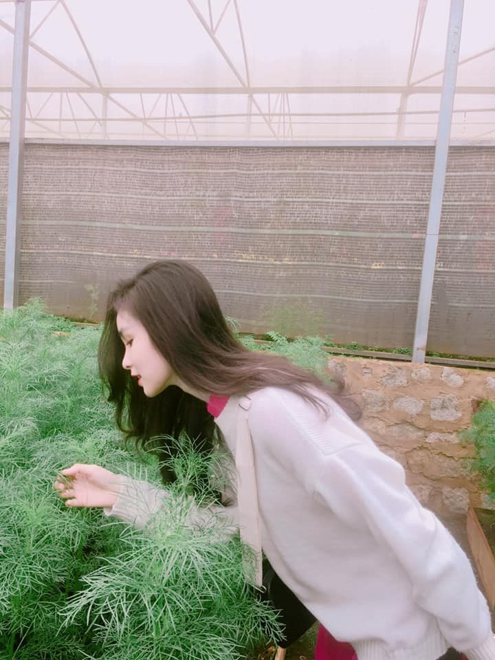 Không chỉ có vẻ ngoài xinh đẹp, Hồng Đoan còn là một cô nàng năng động, tài năng khi cô rất tích cực tham gia các hoạt động ngoài xã hội.