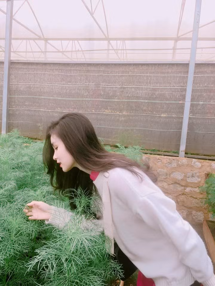 Không chỉ có vẻ ngoài xinh đẹp, Hồng Đoan còn là một cô nàng năng động, tài năng khi cô rất tích cực tham gia các hoạt động ngoài xã hội.