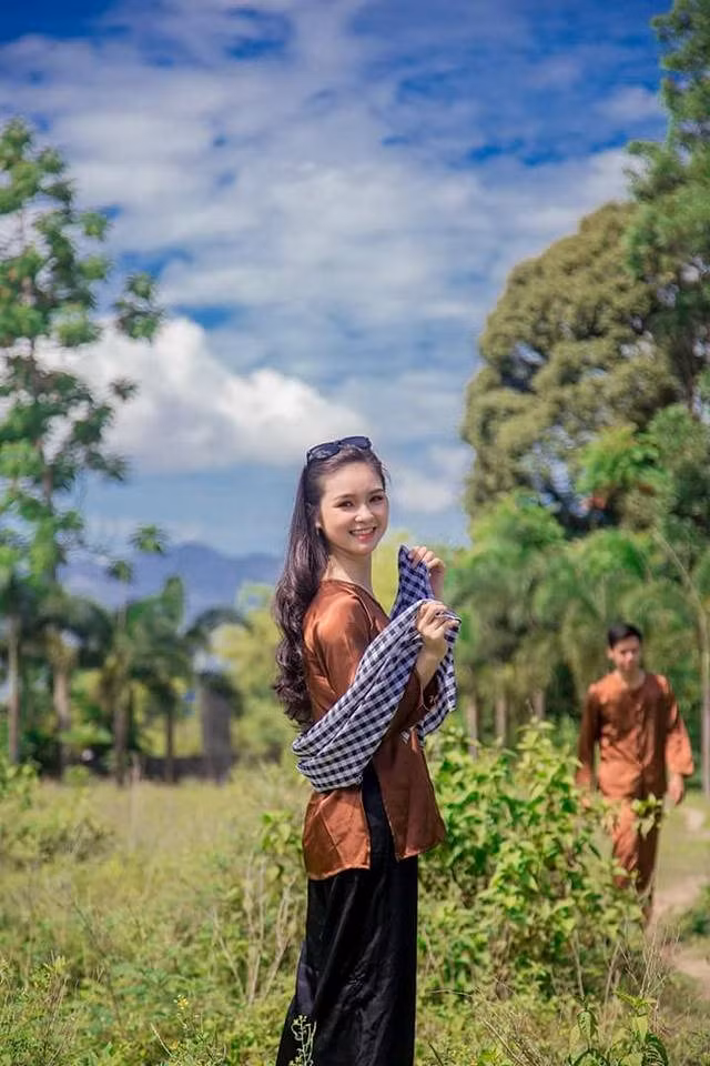 Lượng follow trên facebook và Instagram cá nhân của Hồng Đoan tăng lên đáng kể ngay sau khi đoạn clip được đăng tải trên mạng xã hội. Tuy nhiên, cô nàng cũng không tự nhận mình là hot girl vì cô cho rằng mình chỉ may mắn sở hữu ngoại hình ưa nhìn.