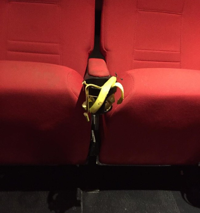 Đây không phải là lần đầu tiên những hình ảnh chưa được đẹp mắt xuất hiện trong rạp chiếu phim. Trước đó, một cô gái từng kêu trời vì "đôi chân hư hỏng" từ người ngồi ghế sau. Ở nơi công cộng nhưng hành vi của họ lại tự nhiên như ở nhà, gây sự khó chịu cho những người khác.