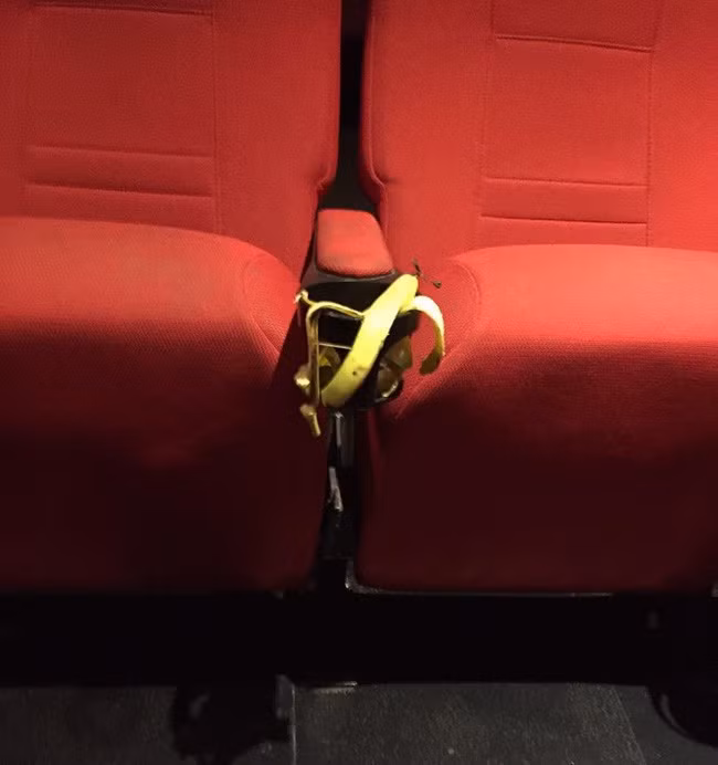 Đây không phải là lần đầu tiên những hình ảnh chưa được đẹp mắt xuất hiện trong rạp chiếu phim. Trước đó, một cô gái từng kêu trời vì "đôi chân hư hỏng" từ người ngồi ghế sau. Ở nơi công cộng nhưng hành vi của họ lại tự nhiên như ở nhà, gây sự khó chịu cho những người khác.