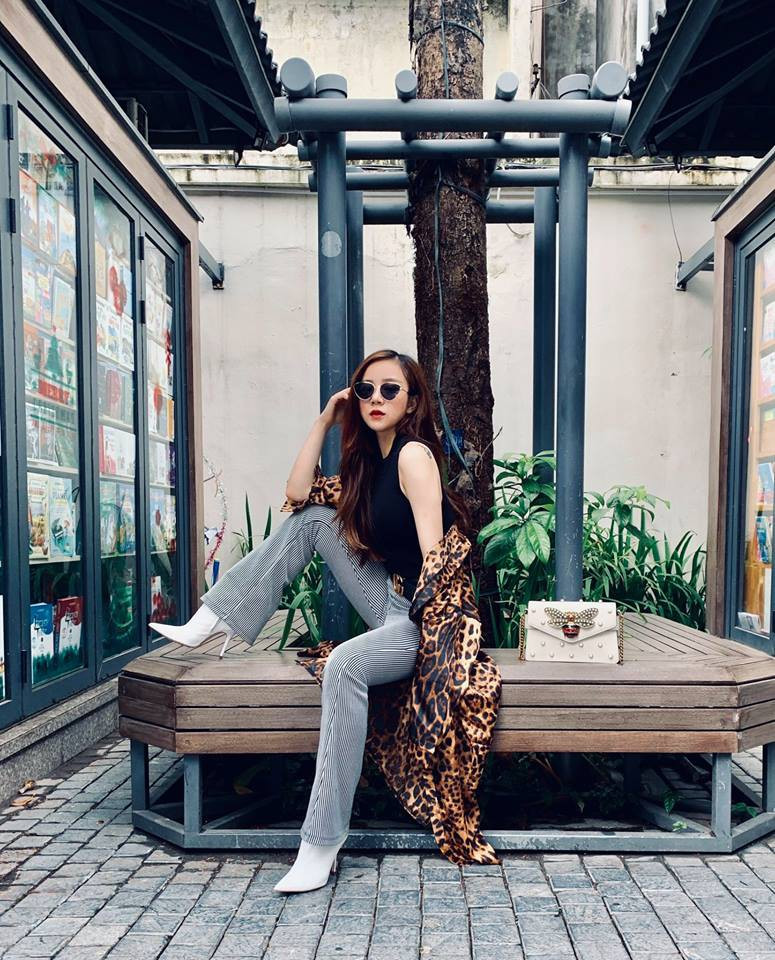 Trong bức ảnh ghép để so sánh, nhiều người nhận ra ngoài đời Thủy Tiên có vóc dáng không được nuột nà như ảnh đã qua chỉnh sửa, đặc biệt là đôi chân ngắn lộ nhiều khuyết điểm.