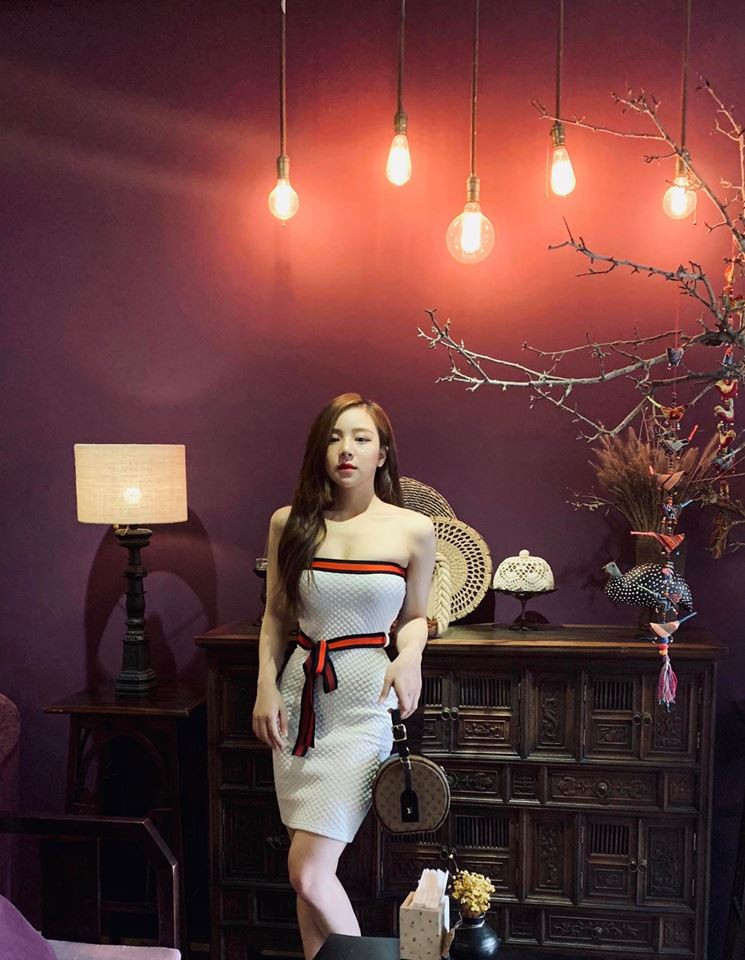 Những bức ảnh từng được Thủy Tiên đăng tải trên trang cá nhân đều đẹp đến hoàn thiện. Hầu hết các hình ảnh của hot girl 10X Hưng Yên này đều đã qua chỉnh sửa rất kỹ lưỡng, đến làn da cũng không lộ một lỗ chân lông nào.