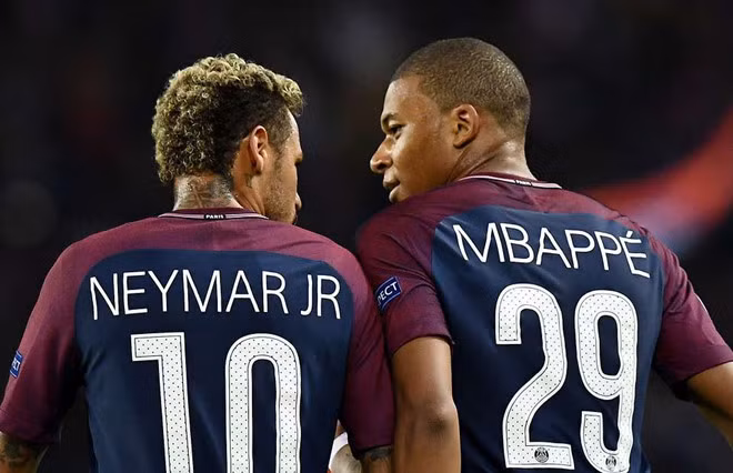  Chuyển nhượng bóng đá mới nhất từ AS, Real sẵn sàng tung 372 triệu Euro để đại náo thị trường với 2 bản hợp đồng mang tên Neymar và Mbappe về sân Bernabeu.