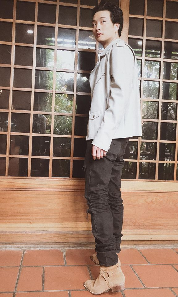 Có thể thấy, phong cách đời thường của Trọng Lân không khác nhiều với style "công tử" của nhân vật Phong Cấn, mang đậm chất Hàn Quốc của nam diễn viên này.