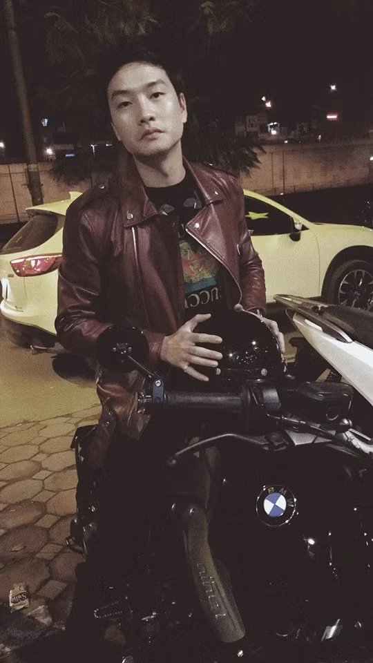 Đôi mắt 1 mí, cái mặt vênh cùng đôi môi cong chính là những điểm nhấn khiến Trọng Lân thường được giao vai phản diện như Phong Cấn hay trước đó là "công tử" dám "bật" Phan Hải trong phim Người Phán Xử.