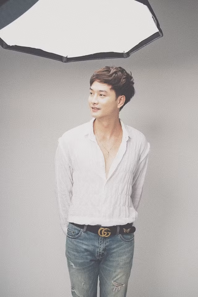 Sở hữu đôi mắt một mí, gương mặt ưa nhìn, làn da trắng và đặc biệt là phong cách đậm chất "trai Hàn Quốc" chàng trai này nhanh chóng nhận được sự quan tâm và truy tìm của mọi người.