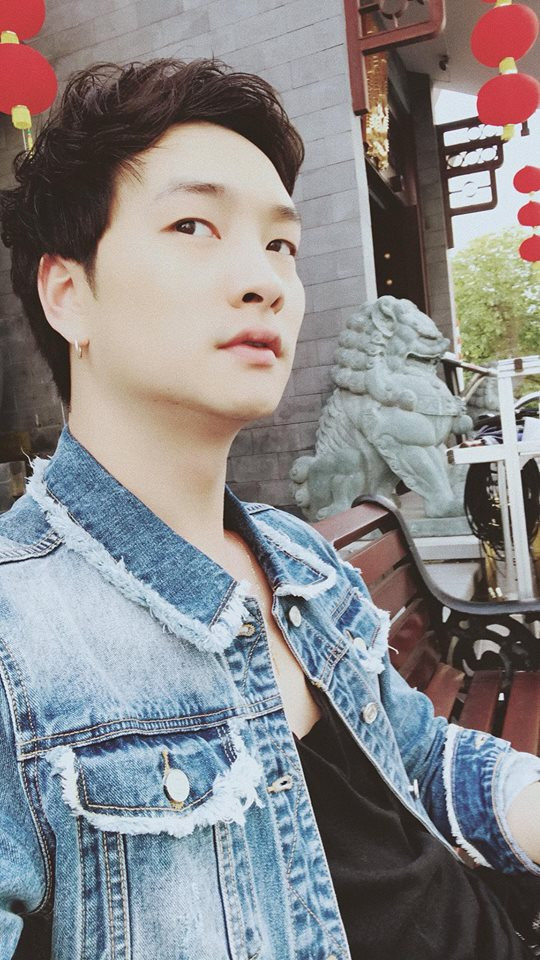 Chính Trọng Lân cũng từng chia sẻ với PV Kiến Thức rằng: "Nhiều lúc em đi chơi, ra đường nhiều người nói tiếng Hàn Quốc hoặc tiếng Anh với em. Em tếu táo trả lời: "Nổ tiếng Việt đi", mọi người mới ớ người anh là người Việt Nam à".