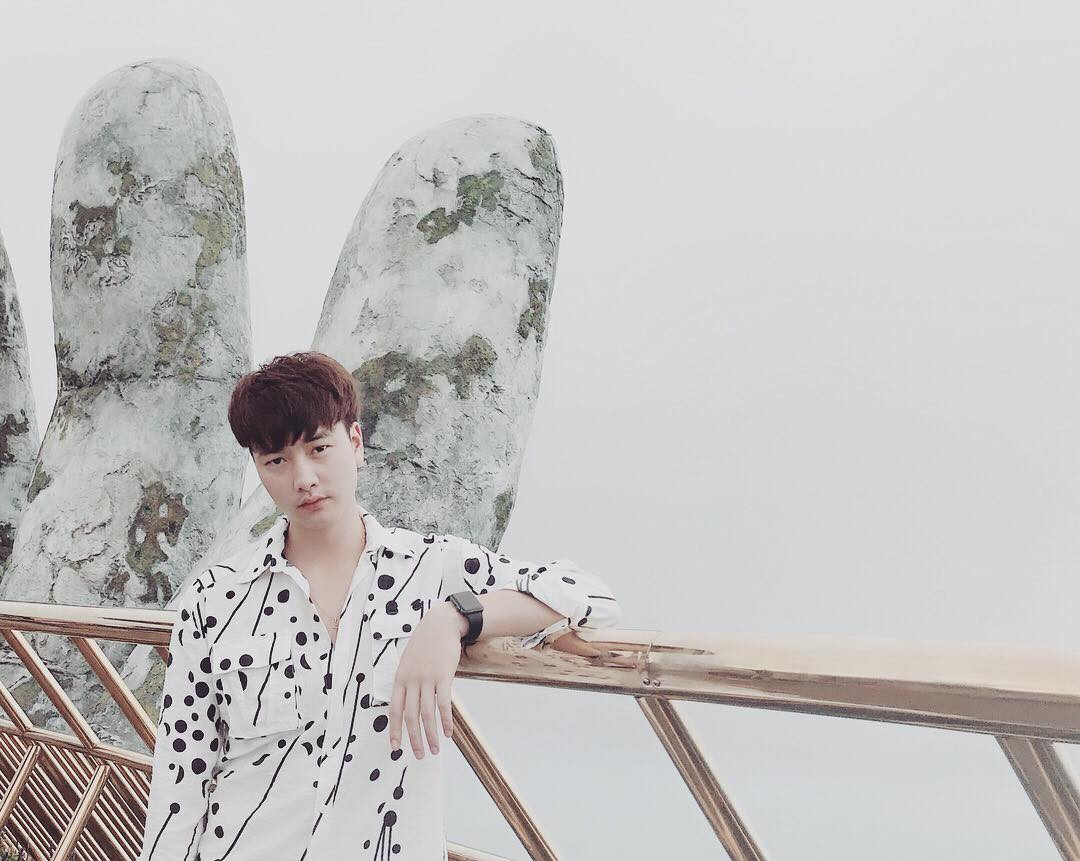 Mới đây những hình ảnh về chàng trai sở hữu vẻ ngoài chẳng kém cạnh " mỹ nam Hàn Quốc" được đăng tải trên các fanpage thu hút sự chú ý của nhiều phái nữ. Nhanh chóng anh chàng này trở thành tâm điểm tìm kiếm của hội chị em.