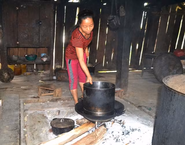 Bà Hoàng Thị Dí (SN 1966, vợ cả của ông Ve) cùng những đứa con của mình.