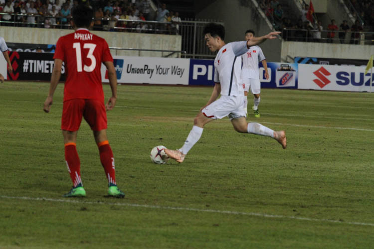 Sự ăn ý của Công Phượng và Xuân Trường ở hàng tiền vệ và hàng công giúp đội tuyển Việt Nam vận hành trơn tru.