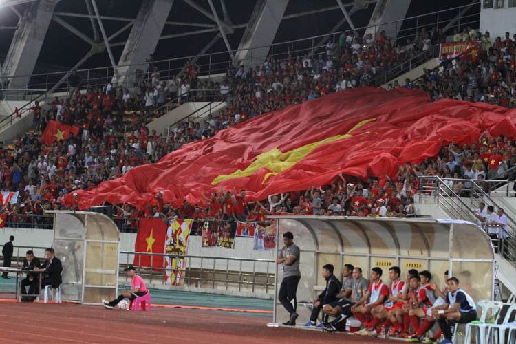Bàn thắng của Công Phượng đã khiến khán đài nơi có mặt các CĐV Chao Anuvong vỡ òa cảm xúc.
