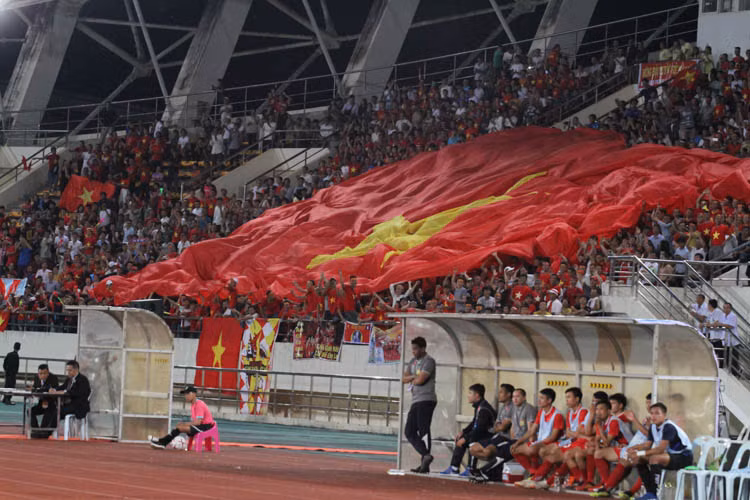 Bàn thắng của Công Phượng đã khiến khán đài nơi có mặt các CĐV Chao Anuvong vỡ òa cảm xúc.