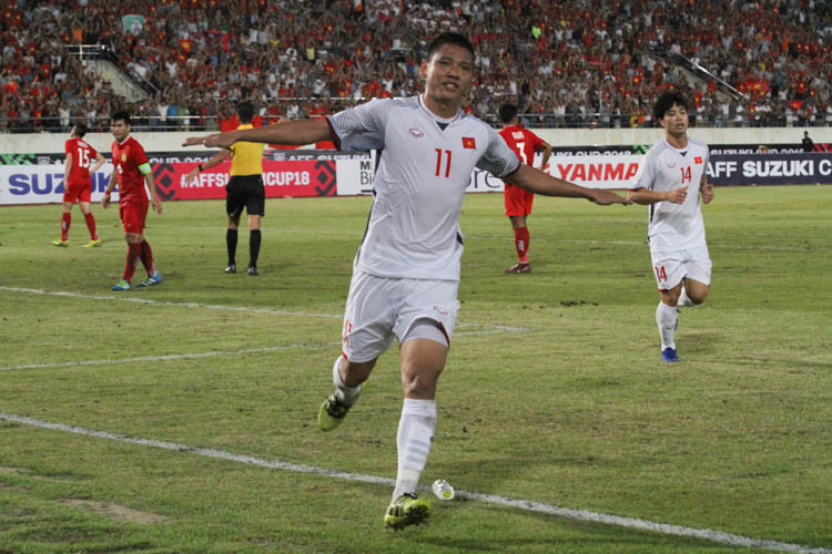 Không chỉ trực tiếp mở điểm, Công Phượng cũng góp phần vào bàn thắng thứ hai của Anh Đức khi chính cầu thủ này là người dứt điểm đập vào cầu thủ Lào để rồi Xuân Trường tung chân sút và Anh Đức chớp thời cơ đánh đầu.