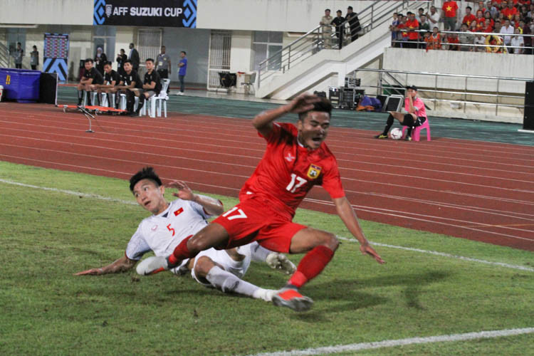 Chưa hết, chính Công Phượng là người quấy phá khiến hàng phòng ngự của đội tuyển Lào phải lo âu khi những đường xộc bóng thẳng vào trung lộ và dứt điểm.