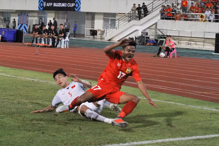 Chưa hết, chính Công Phượng là người quấy phá khiến hàng phòng ngự của đội tuyển Lào phải lo âu khi những đường xộc bóng thẳng vào trung lộ và dứt điểm.
