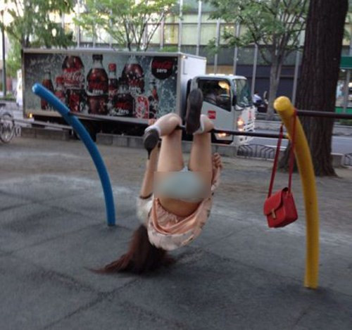 Chỉ vì dại dột muốn học cách ngồi của cánh mày râu mà cô nàng này phải trả cái giá quá đắt.