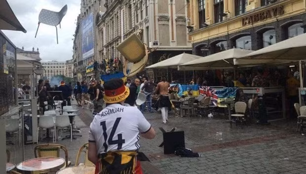 Những màn ẩu đả của CĐV Đức và Ukraine đã khiến một khu phố của Lille trở nên lộn xộn, đổ nát. Những quán cafe ở đây đã được yêu cầu đóng cửa ngay lập tức.