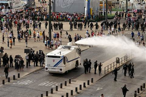 Chắc hẳn sẽ không một CĐV nào muốn mình là nạn nhân của những màn ẩu đả đẫm máu như trên. Ảnh: Euro2016.com