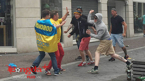 Tưởng chừng như chỉ có CĐV Anh và Nga với mang đến Euro 2016 không khí nóng bằng màn "động tay động chân" thì hôm 13/6, trên đường phố của thành phố Lille, các CĐV quá khích của Đức và Ukraine cũng đã khiến nơi đây không còn được bình yên. Ảnh: Bongdaplus