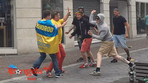 Tưởng chừng như chỉ có CĐV Anh và Nga với mang đến Euro 2016 không khí nóng bằng màn "động tay động chân" thì hôm 13/6, trên đường phố của thành phố Lille, các CĐV quá khích của Đức và Ukraine cũng đã khiến nơi đây không còn được bình yên. Ảnh: Bongdaplus