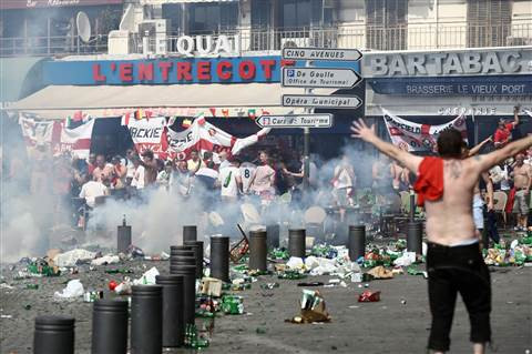 Trước trận đấu giữa ĐT Anh và Nga diễn ra tại thành phố cảng Marseille, các nhóm CĐV của cả hai đội đã lao vào, tấn công nhau trên đường phố khiến khung cảnh của nơi đây trở nên rối loạn và căng thẳng.