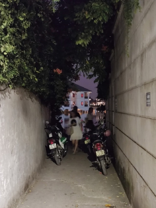 Sự nổi tiếng của con hẻm nhỏ góc hồ Tây đã thu hút được giới trẻ nên lúc nào địa điểm này cũng đông đúc và quá tải, đặc biệt vào buổi tối và các ngày cuối tuần.