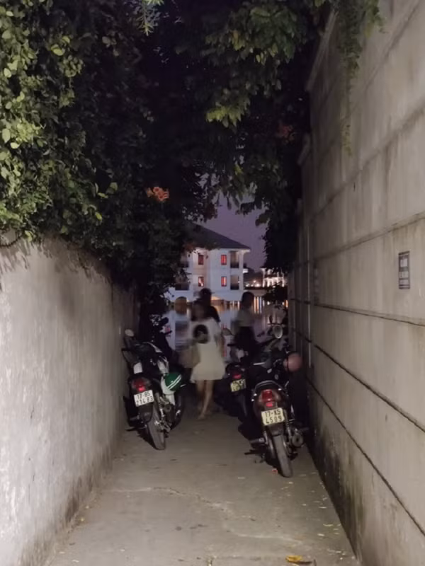 Sự nổi tiếng của con hẻm nhỏ góc hồ Tây đã thu hút được giới trẻ nên lúc nào địa điểm này cũng đông đúc và quá tải, đặc biệt vào buổi tối và các ngày cuối tuần.