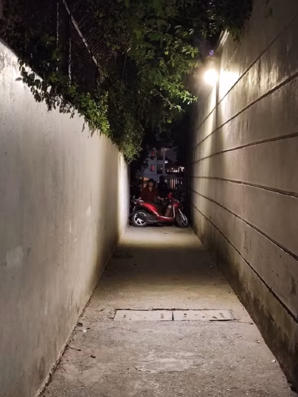 Các bạn trẻ đều rủ nhau đến xếp hàng để chụp ảnh, thậm chí dù phải đứng chờ đợi đến 20-30 phút cũng sẵn sàng bỏ công sức và thời gian để có được tấm ảnh kịp khoe với thiên hạ.