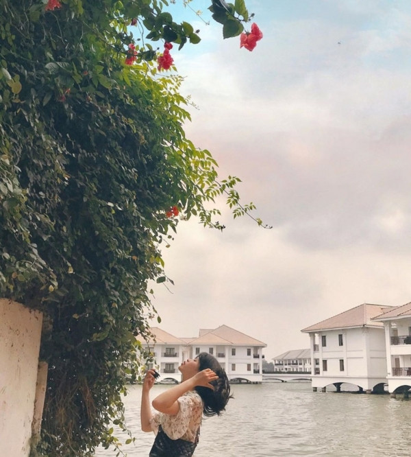 Dù là ban ngày hay đêm thì con ngõ sống ảo ở hồ Tây cũng tấp nập người ra vào khiến những người dân xung quanh cảm thấy bị làm phiền.