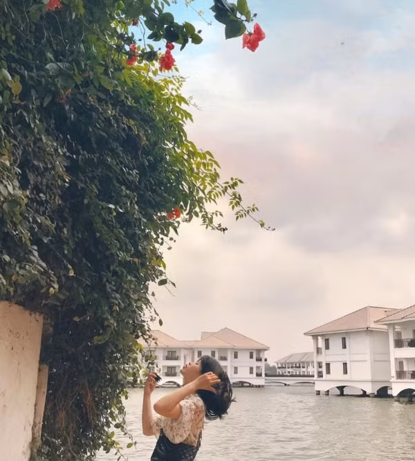 Dù là ban ngày hay đêm thì con ngõ sống ảo ở hồ Tây cũng tấp nập người ra vào khiến những người dân xung quanh cảm thấy bị làm phiền.