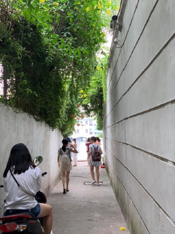 Chia sẻ về con hẻm đi ra hồ Tây, bạn Long Chun một người dân sống tại nơi này cho hay: "Trước đây ngõ này không đông đâu, cũng chỉ ít bạn biết tới thôi vì ngõ khá khuất. Nhưng cách đây tầm 3-4 hôm có 1 bạn đăng ảnh, rồi có thêm 2 bạn nữa cũng đăng về góc này và đạt lượng tương tác khủng trên Facebook, từ đó con hẻm được nhiều người biết tới hơn".