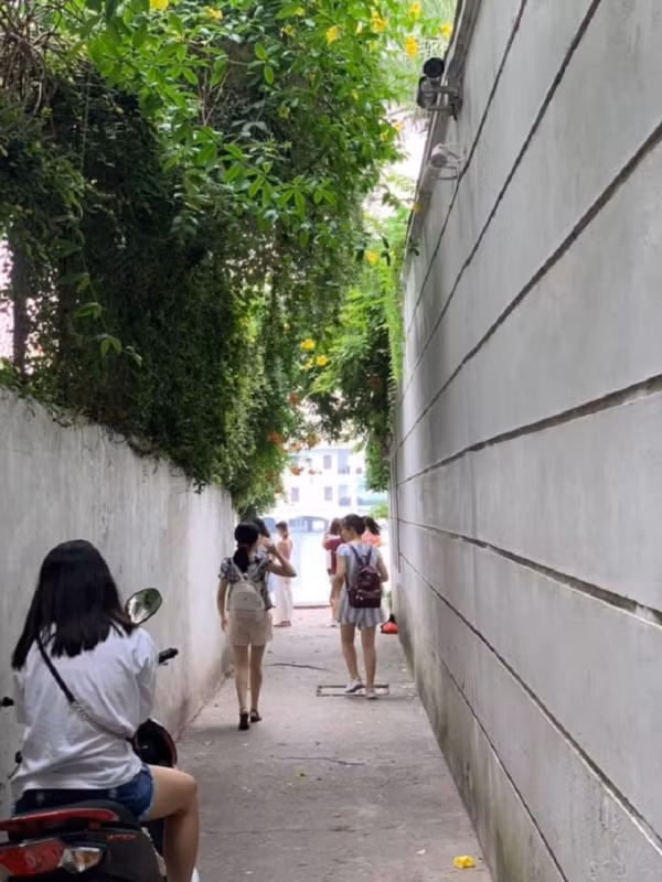 Chia sẻ về con hẻm đi ra hồ Tây, bạn Long Chun một người dân sống tại nơi này cho hay: "Trước đây ngõ này không đông đâu, cũng chỉ ít bạn biết tới thôi vì ngõ khá khuất. Nhưng cách đây tầm 3-4 hôm có 1 bạn đăng ảnh, rồi có thêm 2 bạn nữa cũng đăng về góc này và đạt lượng tương tác khủng trên Facebook, từ đó con hẻm được nhiều người biết tới hơn".