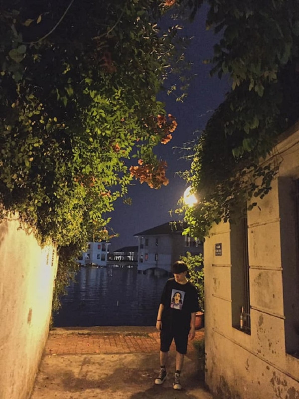 Nickname H.M bình luận: "Nơi đây rất yên bình ,chỉ vì một kiểu ảnh mà các bạn hò nhau kéo đến chỉ để thỏa mãn trí tò mò và được up cảnh đẹp lên facebook. Thực sự sẽ ảnh hưởng rất nhiều tới người dân ở đó".