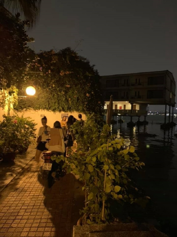 Bên cạnh đó, nhiều dân mạng đã phát biểu rằng: "Con hẻm ấy đặc biệt vì nó khuất và yên tĩnh, nay mọi người kéo nhau vào, đông vui nhộn nhịp như thế, thử hỏi đặc biệt ở chỗ nào nữa!? Đẹp ở chỗ nào nữa?".