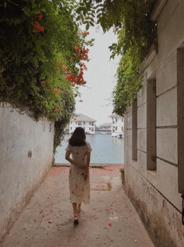 Những ngày gần đây, CĐM lại được dịp trầm trồ trước những bức hình chụp tại một con ngõ nhỏ dẫn ra hồ Tây đầy thơ mộng. Con ngõ này rất nhanh chóng trở thành địa điểm được nhiều bạn trẻ truy tìm.