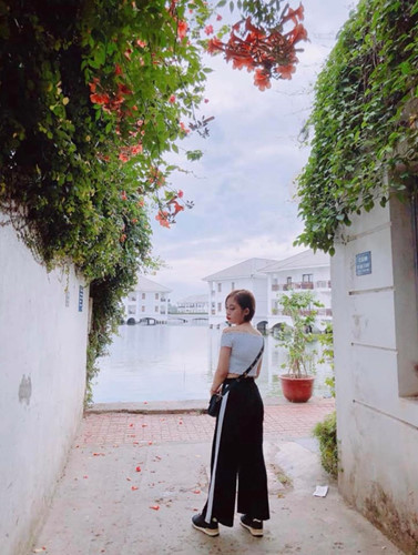 Chứng kiến sự đông đúc và ồn ào của con ngõ nhỏ, nhiều cư dân mạng bày tỏ sự lo lắng về một con góc bình yên này bị phá vỡ vì sự vô ý thức của 1 bộ phận giới trẻ.