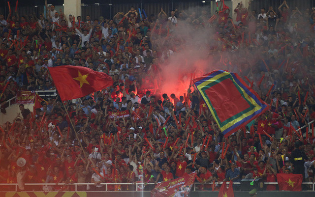 Trong trận đấu trên SVĐ QG Mỹ Đình tại AFF Suzuki Cup 2018 có ít nhất 6 quả pháo sáng được đốt ở khán đài, khiến lực lượng an ninh mất nhiều công sức mới dập tắt được. Sau trận đấu VFF hồi hộp chờ án phạt còn CĐV đồng loạt lên án vì lo sợ đội tuyển phải đá sân trung lập.
