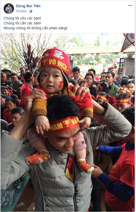 Mới đây, trên trang cá nhân của mình, thủ môn Bùi Tiến Dũng cùng các đồng đội như Quang Hải hay Hà Đức Chinh đã đồng loạt chia sẻ một dòng trạng thái kêu gọi CĐV dừng đốt pháo sáng.