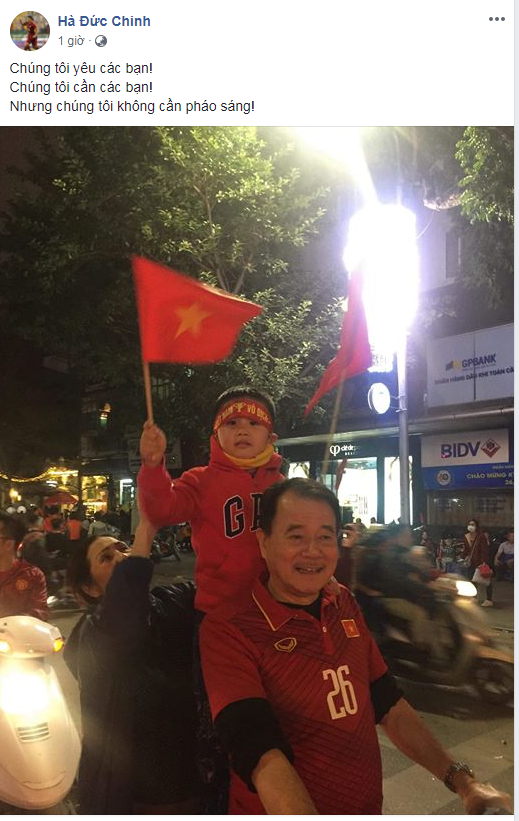 Cụ thể, "thủ môn Quốc dân" Bùi Tiến Dũng đã chia sẻ: "Chúng tôi yêu các bạn! Chúng tôi cần các bạn! Nhưng chúng tôi không cần pháo sáng!"