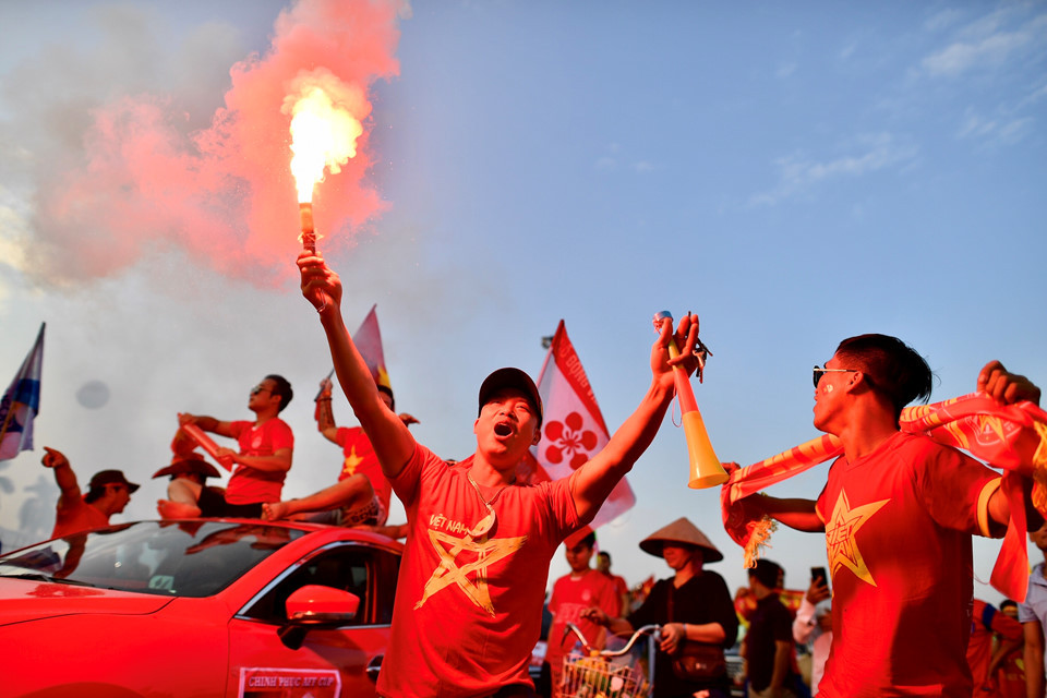 Cũng chính vì việc các CĐV đốt pháo sáng tháng 1 vừa qua, LĐBĐ Việt Nam (VFF) từng bị Liên đoàn bóng đá châu Á (AFC) phạt 12.500 USD (khoảng 300 triệu đồng) sau khi để xảy ra tình trạng CĐV Việt Nam quá khích đốt pháo sáng trên sân Pakansati ở Indonesia .