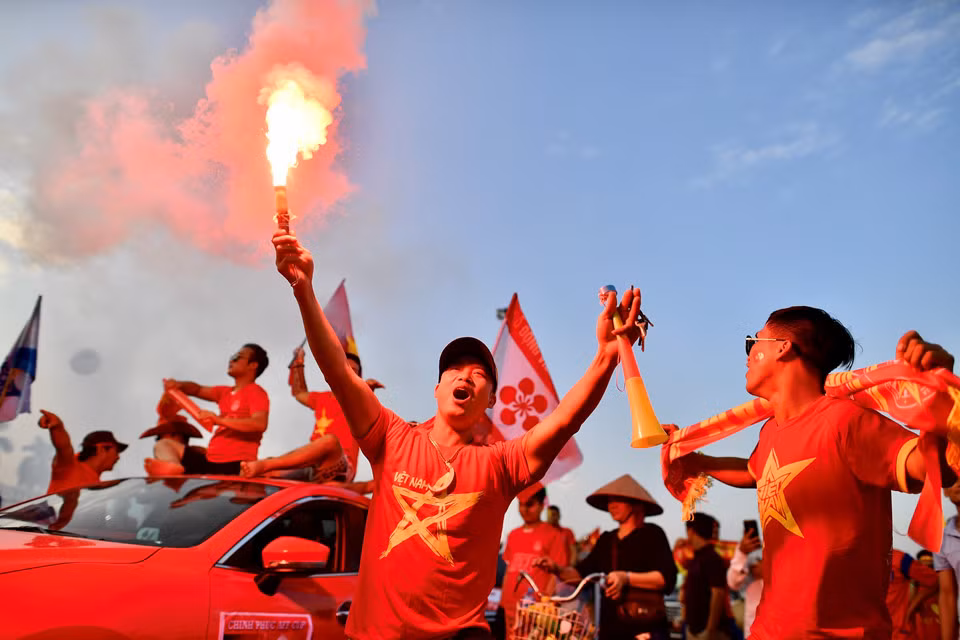 Cũng chính vì việc các CĐV đốt pháo sáng tháng 1 vừa qua, LĐBĐ Việt Nam (VFF) từng bị Liên đoàn bóng đá châu Á (AFC) phạt 12.500 USD (khoảng 300 triệu đồng) sau khi để xảy ra tình trạng CĐV Việt Nam quá khích đốt pháo sáng trên sân Pakansati ở Indonesia .