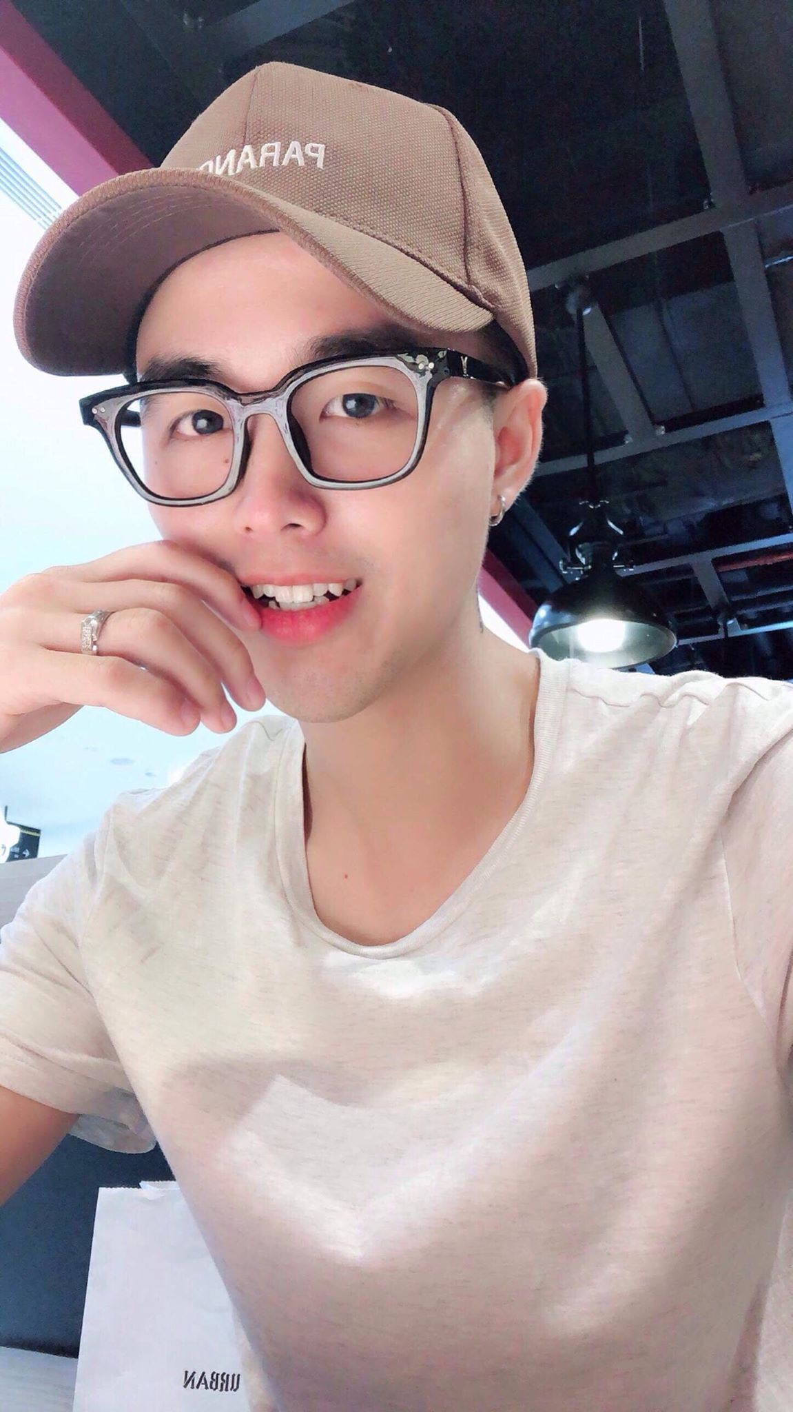 Trên trang cá nhân của mình, Hoàng Nhật Anh đã kể về câu chuyện về ra mắt nhà "bạn gái tương lai" và phải rửa hết chồng bát mất hơn 4 tiếng đồng hồ, đang thu hút được sự chú ý của dân tình.