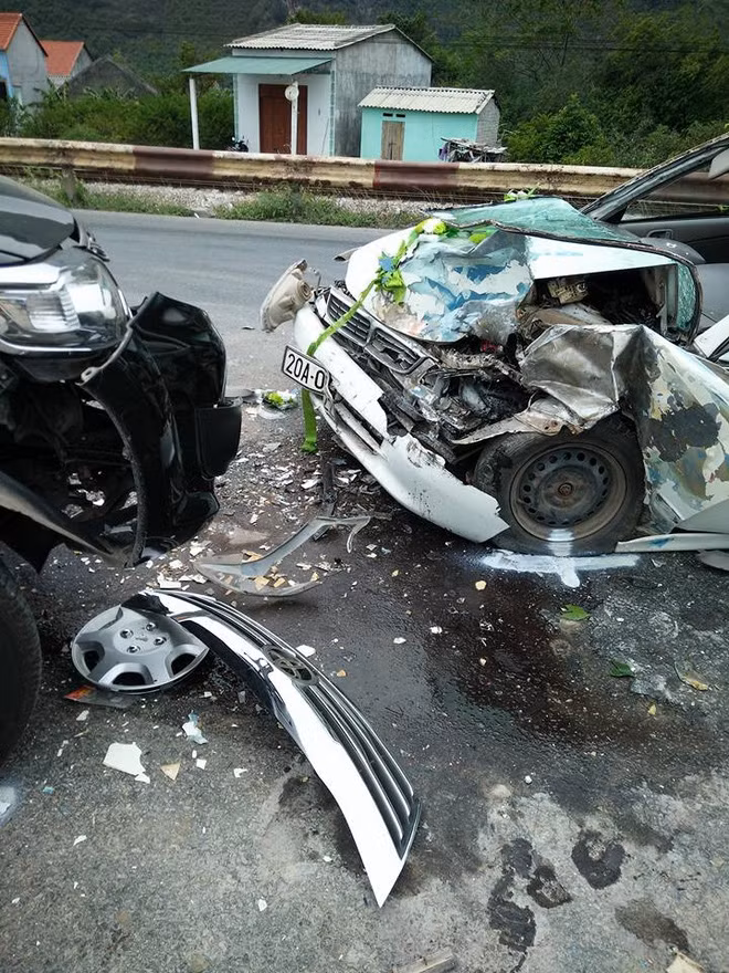 Cụ thể vào khoảng 14h chiều nay (24/11/2016), trên quốc 1A (đoạn qua xã Quang Lang, huyện Chi Lăng, tỉnh Lạng Sơn) 2 chiếc xe ô tô đâm trực diện vào nhau khiến cho một cô dâu và lái xe bị thương nặng được đưa đi cấp cứu tại bệnh viện. Ảnh trong bài: Sưu tầm Facebook.